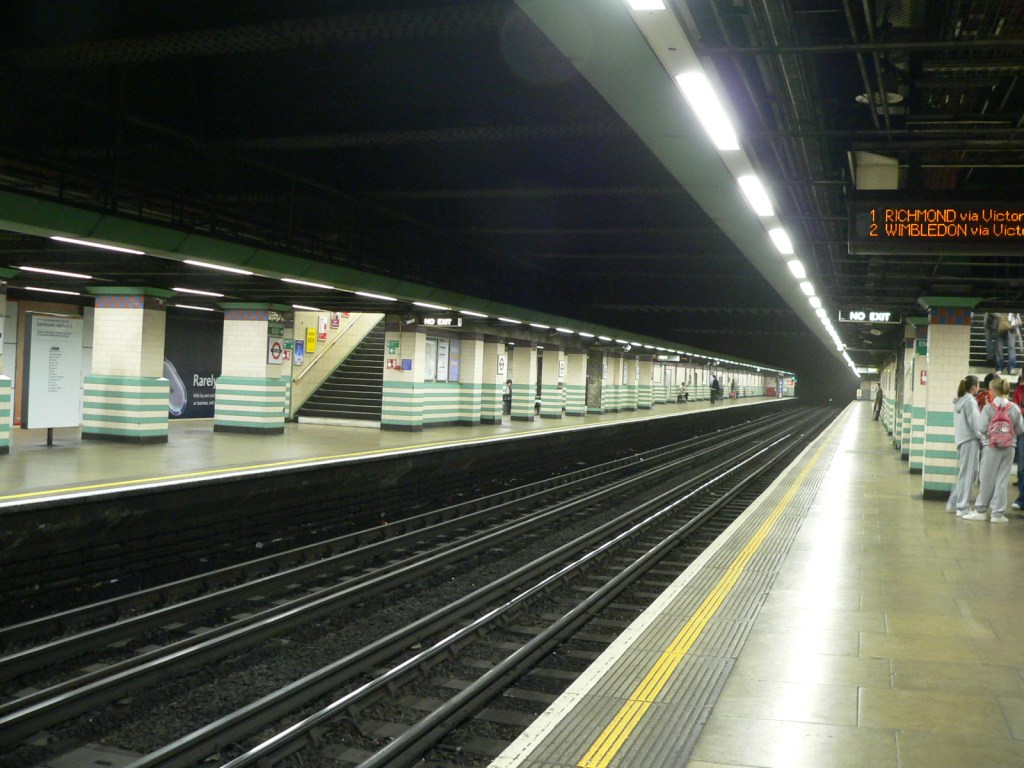Mile_End_tube_station_01