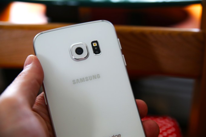 Samsung Galaxy S6 Edge Rear + Lens