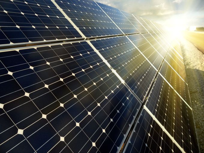 日で再生可能な太陽エネルギーを使って発電所