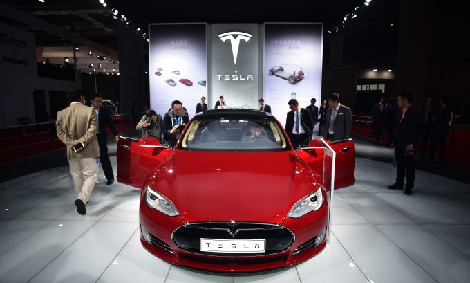 A Tesla Model S P85d car is displayed at the 16th Shanghai International Automobile Industry Exhibition in Shanghai on April 20, 2015. Global car makers showed off hundreds of vehicles in China's commercial hub Shanghai on April 20, as the world's biggest auto market continues to attract despite a sharp deceleration in sales growth. AFP PHOTO / JOHANNES EISELE (Photo credit should read JOHANNES EISELE/AFP/Getty Images)