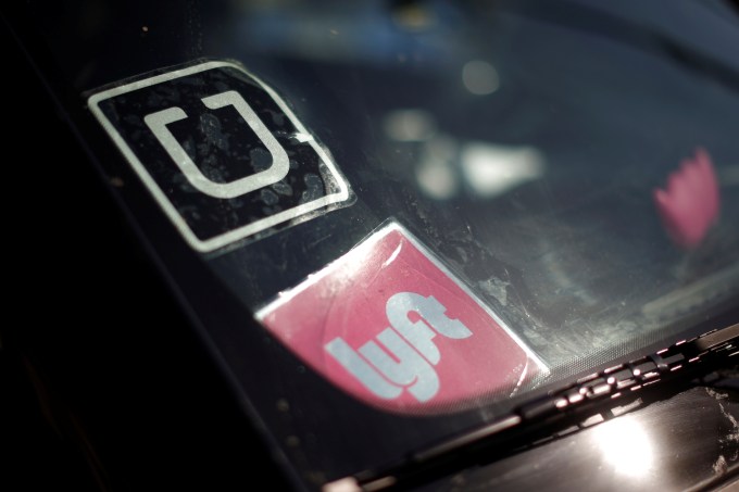 A driver displays Uber and Lyft ride sharing signs in his car windscreen in Santa Monica, California, U.S., May 23, 2016.  About a half dozen ride-hailing firms have rushed into Texas tech hub Austin after market leaders Uber and Lyft left the city a little over a monthago in a huff over municipal requirements that they fingerprint drivers.    REUTERS/Lucy Nicholson/Files