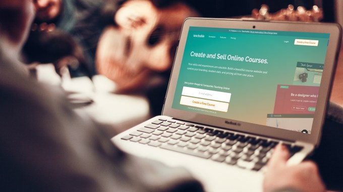 A user sets up an online course via Teachable.com